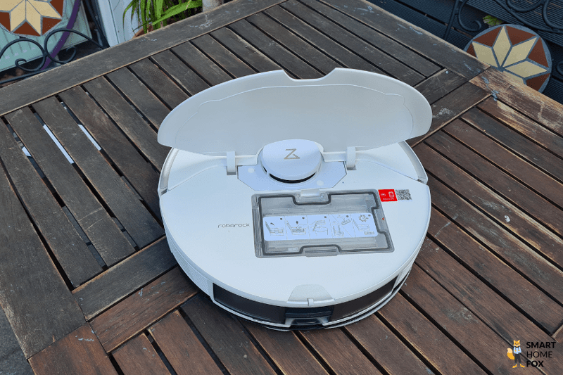 Der Roborock S7 Pro Ultra Saugroboter steht mit offener Klappe auf dem Tisch